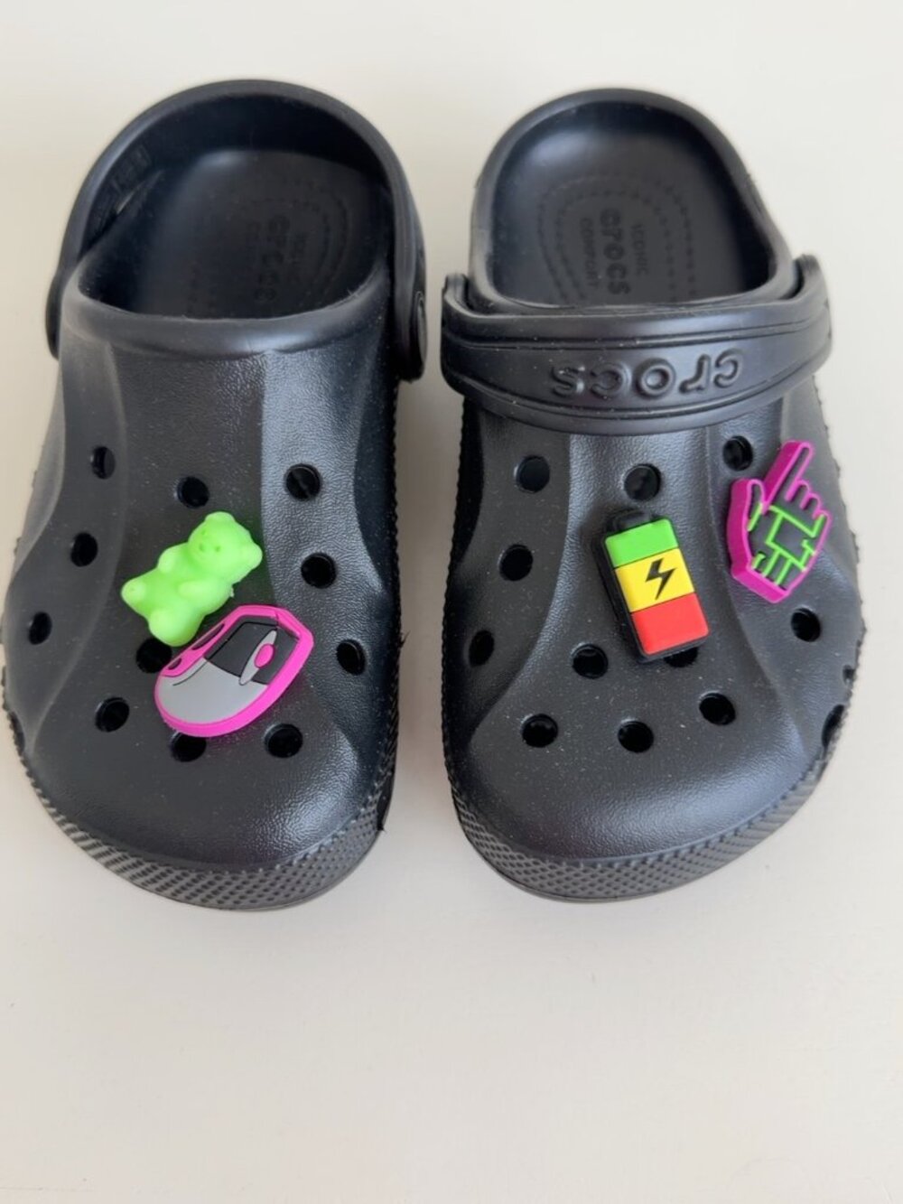 CROCS Kids Classic Black Clogs C11 NWOT + 4 Jibbitz Charms